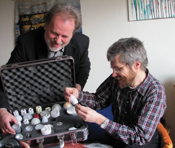 Stromlotse Andreas Lau (li.) zeigt Kay Giebel-Wegener eine Auswahl an Energiesparlampen