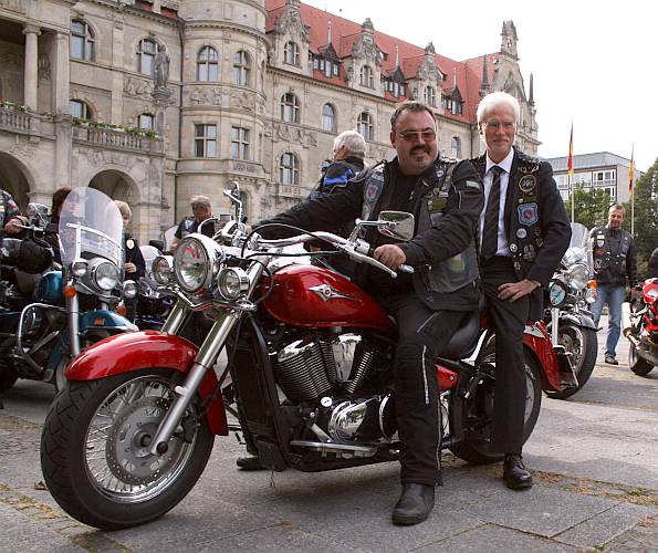Gemeinsam für Verkehrssicherheit: Biker-Präsident Norbert Neck und Bürgermeister Bernd Strauch.