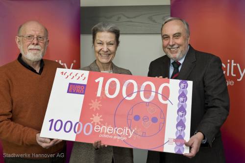 Vorstandsvorsitzender Feist überreicht Spendenscheck über insgesamt 10.000 Euro