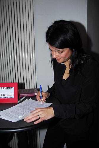 Die Schauspielerin Jasmin Tabatabai unterzeichnet den Aufruf der Bürgerinitiative für den Erhalt der Stadtbibliothek Limmerstraße (Foto: Oliver Hausen) Die Schauspielerin Jasmin Tabatabai unterzeichnet den Aufruf der Bürgerinitiative für den Erhalt der Stadtbibliothek Limmerstraße (Foto: Oliver Hausen)