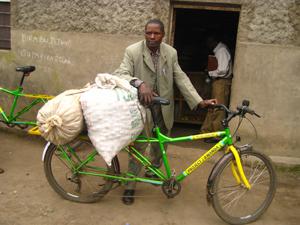 Wertgarantie übernimmt soziale Verantwortung und unterstützt Bauern in Ruanda mit "Kaffee-Fahrrädern"; Foto: Opportunity International