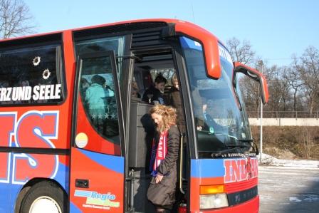 Anreise im Original-Indians-Bus: Elisabeth Heister-Neumann, Niedersächsische Kultusministerin, begrüßt die Teilnehmer des Schulprojektes des EC Hannover Indians e. V. Anreise im Original-Indians-Bus: Elisabeth Heister-Neumann, Niedersächsische Kultusministerin, begrüßt die Teilnehmer des Schulprojektes des EC Hannover Indians e. V.