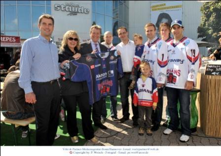 Überraschung gelüftet: Die Partner Möbel Staude und EC Hannover Indians präsentieren das neue Heimspiel-Trikot Überraschung gelüftet: Die Partner Möbel Staude und EC Hannover Indians präsentieren das neue Heimspiel-Trikot