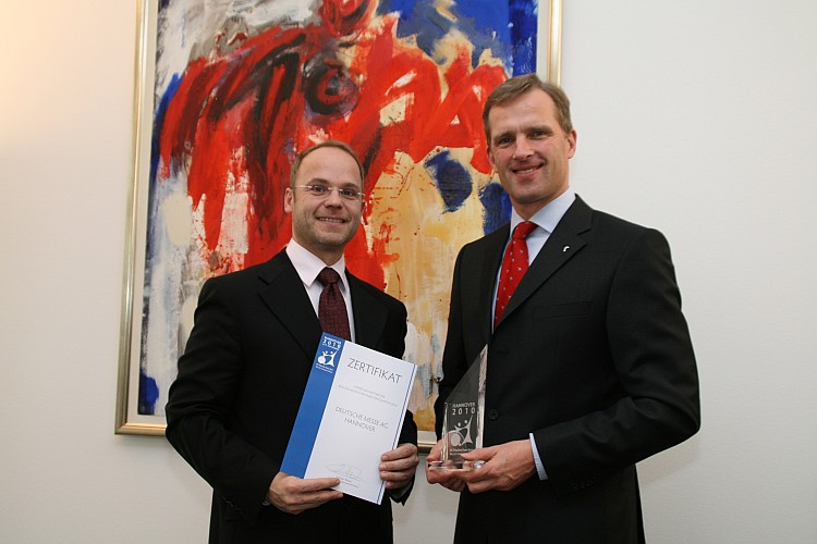 Dr. Wolfram v. Fritsch (rechts), Vorstandsvorsitzender der Deutschen Messe AG, und Michael Webel, Präsident des Organisationskomitees