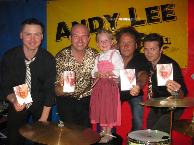 Engagieren sich für den Verein „Kleine Herzen Hannover“: Musiker Andy Lee mit Töchterchen Leni (5 J., Bildmitte) und die Bandmitglieder Paul, Dirk und Ivan (v.l.).