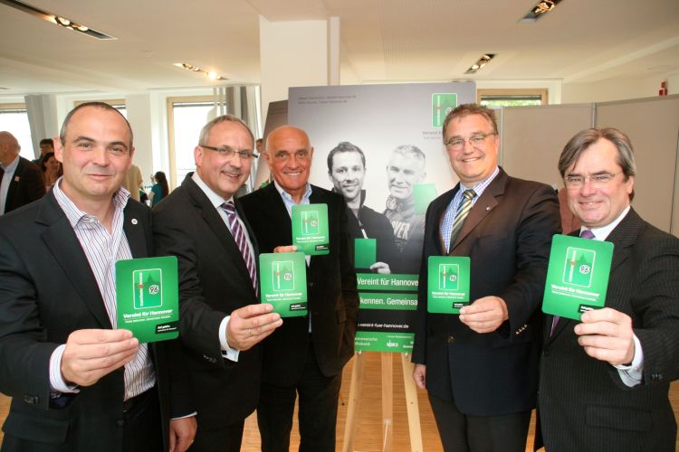 Georg Klotz, Personalleiter Johnson Controls Power Solutions EMEA, Jürgen Wache, Vorstandssprecher Hannoversche Volksbank, Martin Kind, Präsident Hannover 96, Hauke Jagau, Regionspräsident und Schirmherr „Vereint für Hannover“ und Jürgen Braasch, Verwaltungsdirektor Nds. Staatstheater Hannover, zeigen mit der „Grünen Karte“ ihr Engagement für den Standort Hannover. Georg Klotz, Personalleiter Johnson Controls Power Solutions EMEA, Jürgen Wache, Vorstandssprecher Hannoversche Volksbank, Martin Kind, Präsident Hannover 96, Hauke Jagau, Regionspräsident und Schirmherr „Vereint für Hannover“ und Jürgen Braasch, Verwaltungsdirektor Nds. Staatstheater Hannover, zeigen mit der „Grünen Karte“ ihr Engagement für den Standort Hannover.