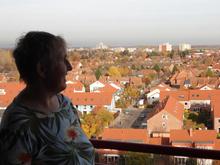 Susanne Nullmeier genießt den Ausblick vom Balkon ihres neuen Zuhauses in Mittelfeld. (Foto: Rasmus)