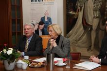 Ministerin Prof. Dr. Johanna Wanka und Klosterkammerpräsident Hans-Christian Biallas stellen neues Förderprogramm der Klosterkammer vor Ministerin Prof. Dr. Johanna Wanka und Klosterkammerpräsident Hans-Christian Biallas stellen neues Förderprogramm der Klosterkammer vor
