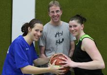 Die Center-Spielerinnen Anne (li.) und Christina freuen sich in der kommenden Saison auf intensive Betreuung von Center Coach Stephan Oestmann Die Center-Spielerinnen Anne (li.) und Christina freuen sich in der kommenden Saison auf intensive Betreuung von Center Coach Stephan Oestmann