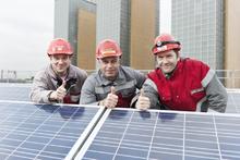 Die enercity-Elektrotechniker Holger Jelit, Jürgen Kratzberg und Daniel Steuer nahmen die neue PV-Anlage in Linden in Betrieb (v.l.n.r. - Bild enercity)