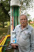 Edelstoff: Siegfried Neuenhaus präsentiert seine limitierte Mineralwasser-Kunstedition