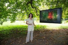 „Timeless“: Susanne Hoffmann zeigt ihre Videoarbeit unter den alten Bäumen des Edelhofs