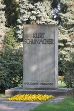 Grabstein von Kurt Schumacher auf dem Ricklinger Friedhof