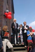 Bernd Strauch (Bildmitte) bei der Einweihung des Kindermuseums