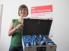 Lena Schäffer von der Klimaschutzagentur mit den LED-Lampen, die am 26. Juli am Stand der Initiative „Die Plus-Sparer“ gegen Glühlampen eingetauscht werden.