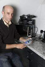  Stromsparberater Benjamin Wirries misst auch den Standy-by-Verbrauch der Küchengeräte. Hier verstecken sich oftmals überflüssige Stromfresser. 