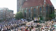 Ein Historisches Ereignis: Die Katholiken Hannovers feiern zu Fronleichnam die erste Heilige Messe an der Marktkirche seit der Reformation. (© pkh/ Gossmann) Ein Historisches Ereignis: Die Katholiken Hannovers feiern zu Fronleichnam die erste Heilige Messe an der Marktkirche seit der Reformation. (© pkh/ Gossmann)