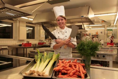 Lisa-Marie Pröve in ihrem Element (Foto): Die 20-jährige Auszubildende des hannoverschen Restaurants „Der Gartensaal“ und der Berufsbildenden Schule 2 hat bei den niedersächsischen Jugendmeisterschaften in der Kategorie der Köche gewonnen.