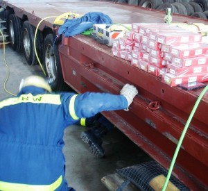 Spezialisten des THW beim Bergen der Zigaretten