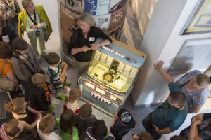 Besucher im Museum für Energiegeschichte(n) hören Schlager aus der Jukebox