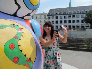 Jetzt mobilen Akku für Smartphones gewinnen – Kristin Müller von der Klimaschutzagentur mit einer Powerbank.