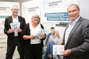 Freundlich und modern: Prof. Dr. Axel Priebs (v.li.), Brigitte Nieße und Udo Sahling präsentieren das neue Design und Logo der Klimaschutzagentur Region Hannover.