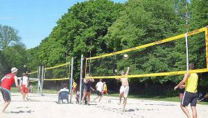 Beachvolleyball Spiele auf 3 Feldern