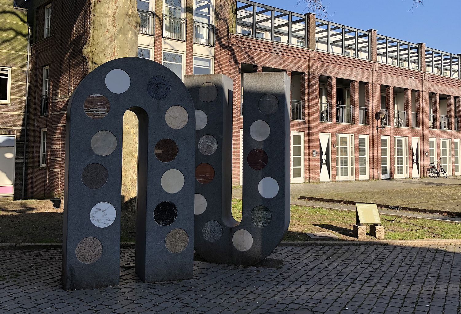 Monument NU in Bergen op Zoom
