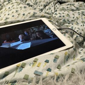 mit ipad und Decke auf dem Sofa