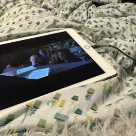 mit ipad und Decke auf dem Sofa