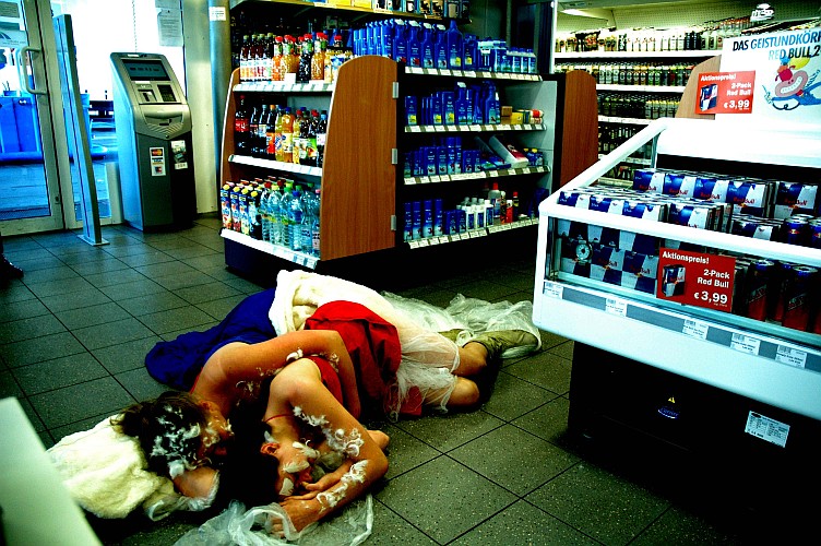 smk_-_katharina_sandner__julia_dick_-_fliegen______performance_2008