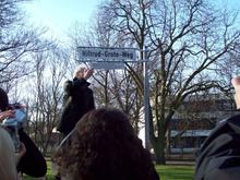 Bürgermeister Bernd Strauch bei der Enthüllung des Namensschildes (Foto: Jürgen Wessel)