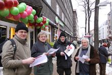 Die Linke Liden-Limmer verteilt den offenen Brief vor dem denn's Markt