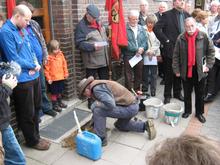 Gunter Demnig bei der Stolpersteinverlegung für Franz Nause 2010