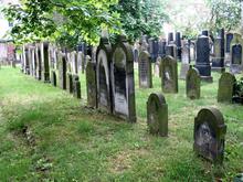 Grabsteine auf dem jüdischen Friedhof an der Strangriede - Titelbild der Ausstellung von Dr. Peter Schulze Grabsteine auf dem jüdischen Friedhof an der Strangriede - Titelbild der Ausstellung von Dr. Peter Schulze