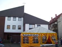 Zelt vor der Kirchengemeinde