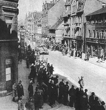Die Amerikaner ziehen im April 1945 über die Limmerstraße in Hannover ein. (Quelle: Geschichtswerkstatt im Freizeitheim Linden der Otto Brenner Akademie)