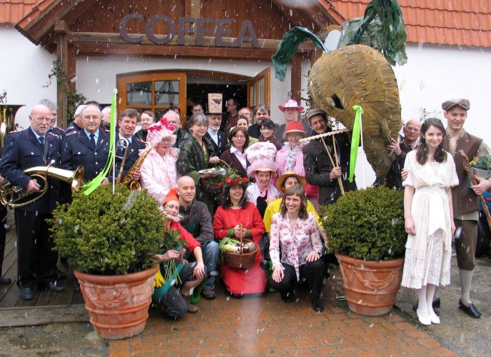Blasmusiker, Musicalsänger und viele skurille Gestalten nahmen die Gäste in der Kaffeerösterei Coffea in Empfang. Blasmusiker, Musicalsänger und viele skurille Gestalten nahmen die Gäste in der Kaffeerösterei Coffea in Empfang.
