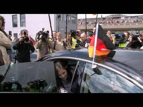 5000 Fans feiern Lena Meyer-Landrut am Hannover Airport - Hannover Airport TV
