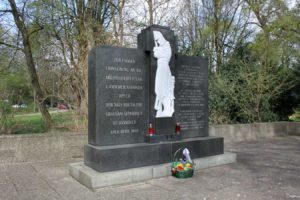 Zentraler Gedenkstein auf dem Friedhof