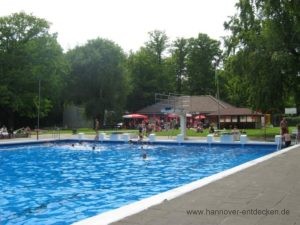 Schwimmerbecken des Annabad in Kleefeld