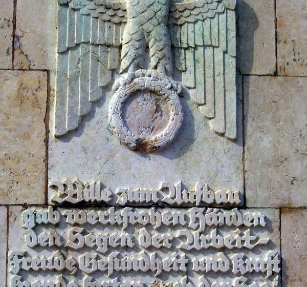Inschrift an der Fackelträgersäule