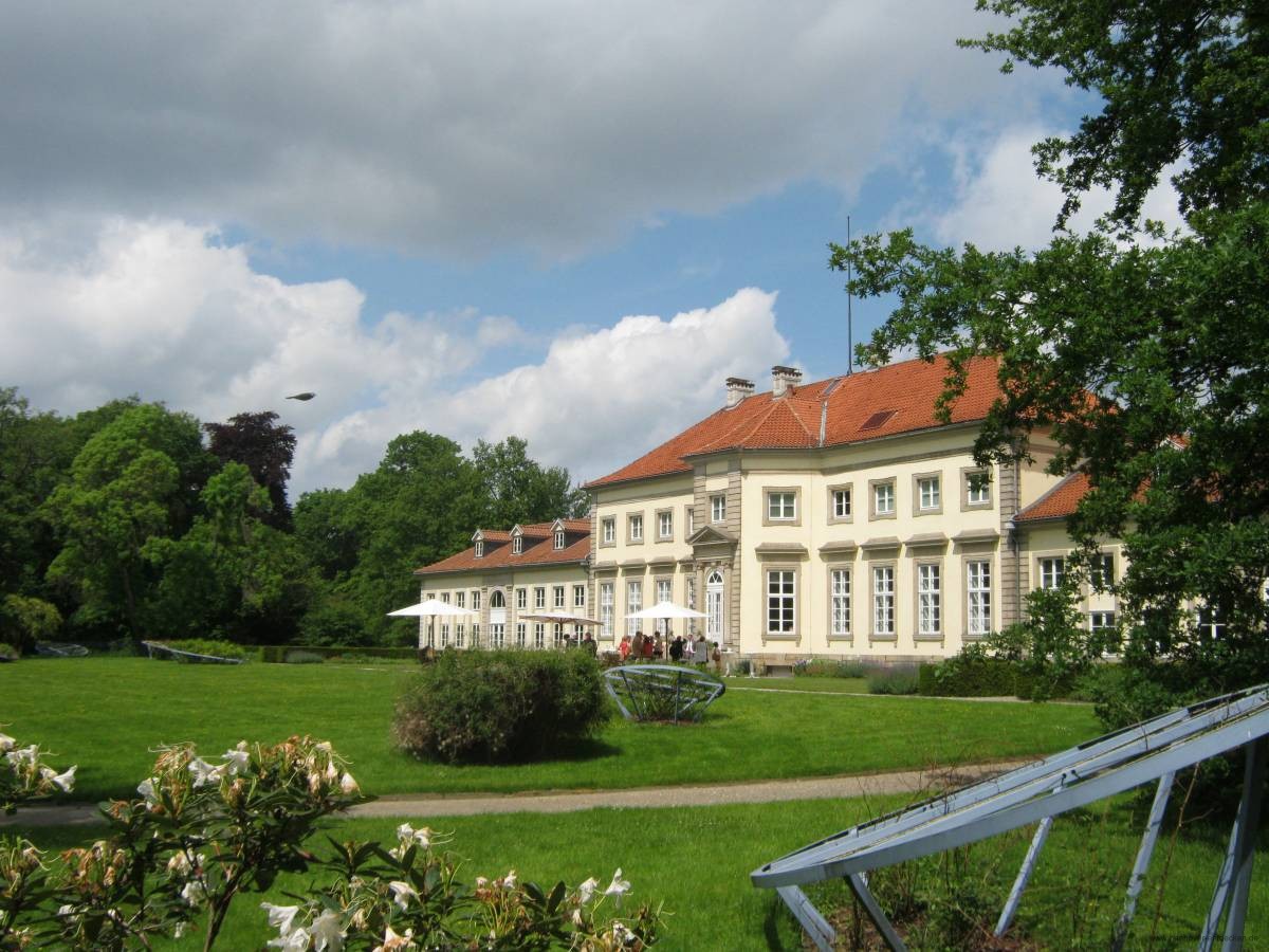 Park hinter dem Wilhelm Busch Museum
