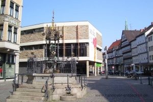 Holzmarktbrunnen vor dem Historisches Museum Hannover