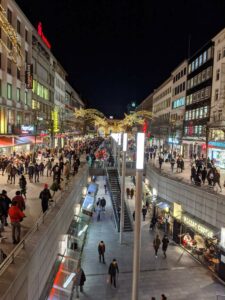 Beleuchtete Bahnhofstraße mit Blick in die Passerelle