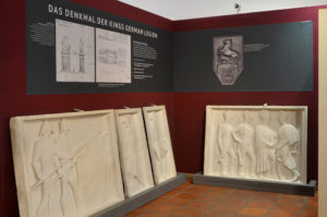 Präsentation der Gipsmodelle in der Dauerausstellung des Historischen Museums Hannover