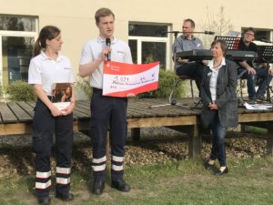Übergabe an die Rettungssanitäter der Malteser
