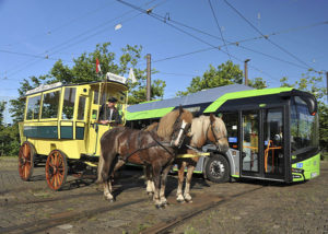 Alt und Neu in der Fahrzeugparade