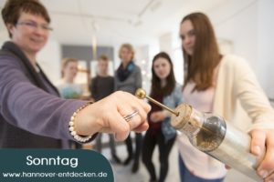 Gleich spüren die Besucher die Entladung der Leidener Flasche