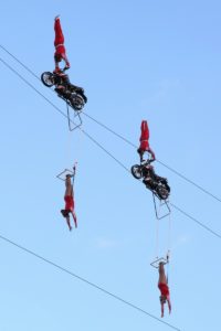 Hochseilakrobatik über dem Festplatz